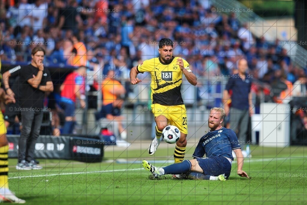 VfL Bochum - Borussia Dortmund 1:1 | Emre Can im Duell mit Philipp Hofmann. Am 26. August 2023 kam der VfL Bochum in der 1. Bundesliga gegen Borussia Dortmund zu einem 1:1. - Realisiert mit Pictrs.com