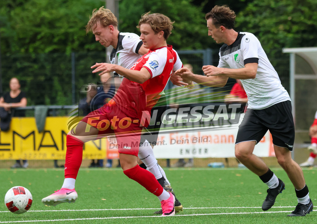 FC RW Kirchlengern - Post TSV Detmold | Auf dem Bild zu sehen: Rot FC RW Kirchlengern: Alessio Zschieschang ; weiß TuS Ahmsen rechts: Louis Schröder FC RW Kirchlengern, TuS Ahmsen, Saison 26/27, Testspiel, Deutschland - Realisiert mit Pictrs.com