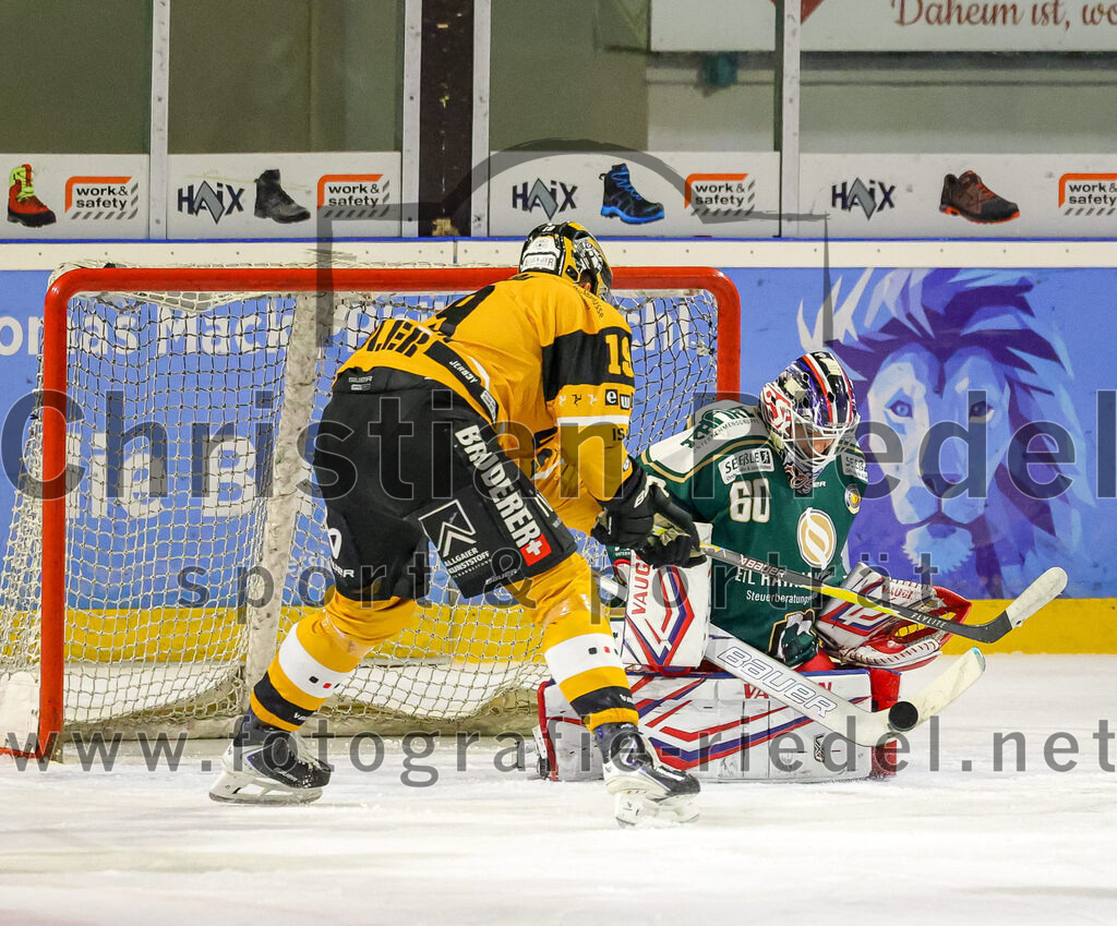2026-02-27_139_TSV_Erding_gegen_EV_Fuessen | Erding, Deutschland, 27.02.2026:Eishockey, Oberliga Süd 2025 / 2026, 51. Spieltag, TSV Erding gegen EV Füssen, Endergebnis: 2:4Julian Straub (EV Füssen, #19), Torwart Raphael Fössinger (Erding Gladiators, #60)Foto: Christian Riedel / fotografie-riedel.net