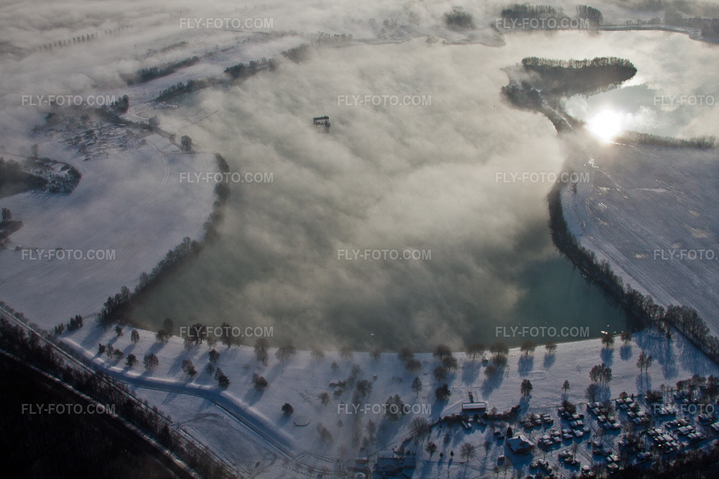 Aerial view: Shoreline areas of the lake area of the winter snow-covered Bassin des Mouettes in Lauterbourg in the state Bas-Rhin, France. – Photo: IMG_36145.jpg taken on 01/02/2011 by Werner Riehm/FLY-FOTO.com – Resolution of the original: 4752 x 3168 px