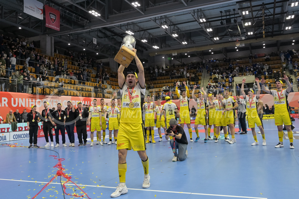 Zug United vs HC Rychenberg - 22. February 2025 | Zug United vs HC RychenbergSporthalle Wankdorf, BernTim Aeschimann (#81 HC Rychenberg Winterthur) präsentiert den Pokal den Fans.Bild: Sportfotografie Markus Aeschimann | www.markus-aeschimann.ch - Realisiert mit Pictrs.com