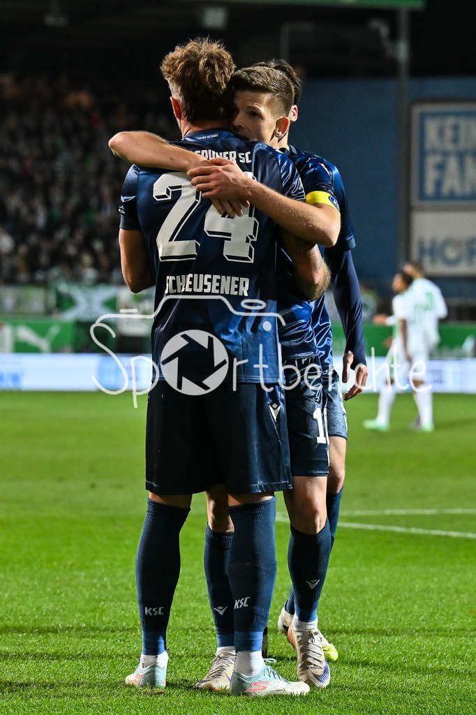 SpVgg Greuther Fürth - Karlsruher SC | FUERTH, GERMANY - OCTOBER 24: Marvin WANITZEK (Karlsruher SC 10) celebrating the goal to 0-3 during the 2. bundesliga match between SpVgg Greuther Fuerth vs. Karlsruher SC on matchday 10 at Sportpark Ronhof Thomas Sommer on October 24, 2025 in Fuerth, Germany / DFL REGULATIONS PROHIBIT ANY USE OF PHOTOGRAPHS AS IMAGE SEQUENCES AND/OR QUASI-VIDEO