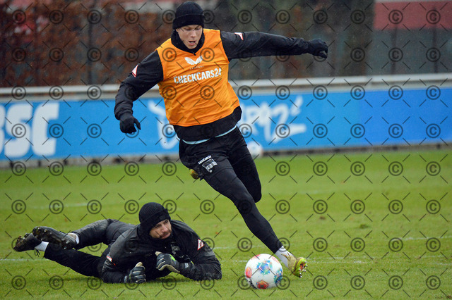 RGE_7372b | Hertha BSC, 2.Bundesliga, Herren, Training, Saison 2025/26,  Luca Schuler ( Hertha BSC ), Torwart Marius Gersbeck ( Hertha BSC ), Mittwoch 14.01. 2026    Fotograf:  Ralf Gebhardt - Realisiert mit Pictrs.com