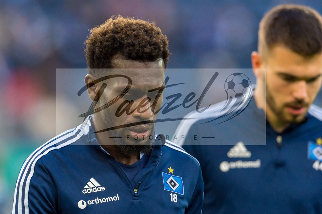 HSVSCF20220419_268 | Fussball, Herren: Bakery Jatta (Hamburger SV) schaut beim DFB-Pokal-Halbfinalspiel zwischen Hamburger SV und SC Freiburg im Volksparkstadion am 19.04.2022 in Hamburg, Deutschland.DFB / DFL REGULATIONS PROHIBIT ANY USE OF PHOTOGRAPHS AS IMAGE SEQUENCES AND/OR QUASI-VIDEO. - Realisiert mit Pictrs.com