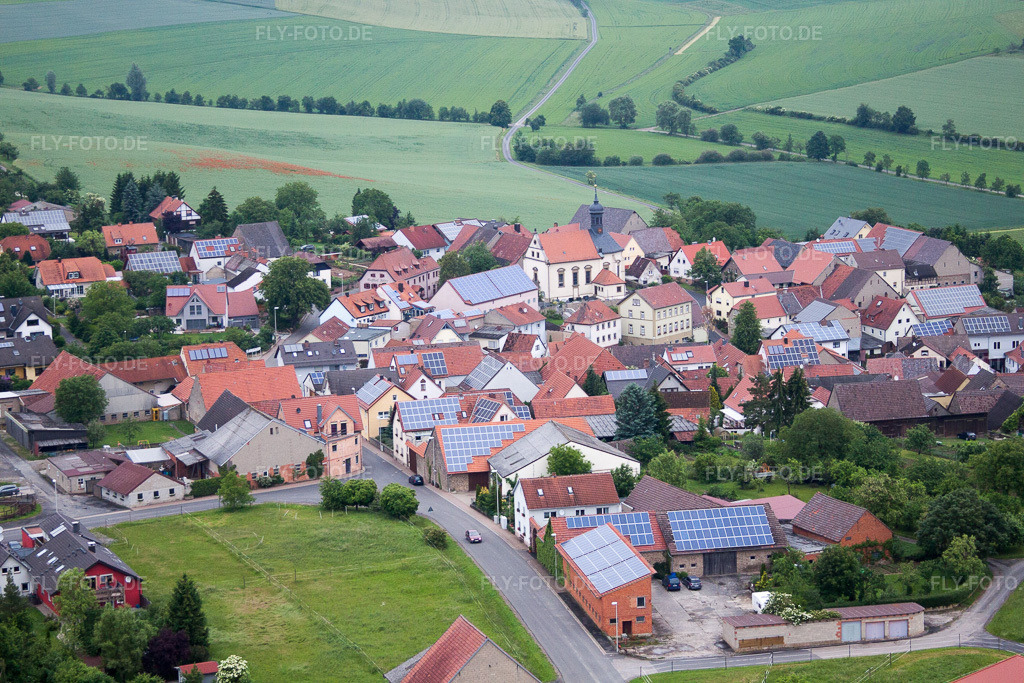 Luftbild: Dorfansicht im Ortsteil Heßlar in Karlstadt im Bundesland Bayern in Deutschland. Foto: IMG_66053.jpg vom 30.05.2014 durch Werner Riehm/FLY-FOTO.de