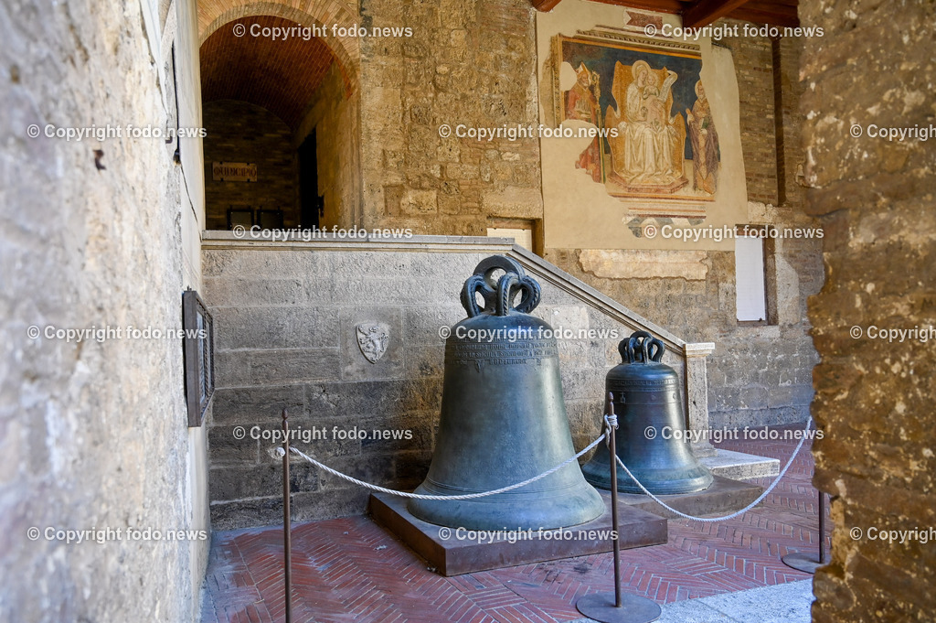 Italien_ Toskana_ San Gimignano_ 31.05.2024-144 | 31.05.2024, Italien, ITA, Toskana, San Gimignano im Bild Stadtansichten Gebäude, Architektur, Touristen, Historisch, Souvenir, Ansichten der berühmten Stadt San Gimignano in der Toskana-Italien - View of the famous town San Gimignano in Tuscany-ItalySan Gimignano ist eine italienische Kleinstadt in der Toskana mit einem mittelalterlichen Stadtkern. San Gimignano wird auch die Stadt der Türme genannt. Die Stadt liegt in der Provinz Siena. Sie gehört neben Florenz, Siena und Pisa zu den von Touristen meist besuchten Zielen in der Toskana.