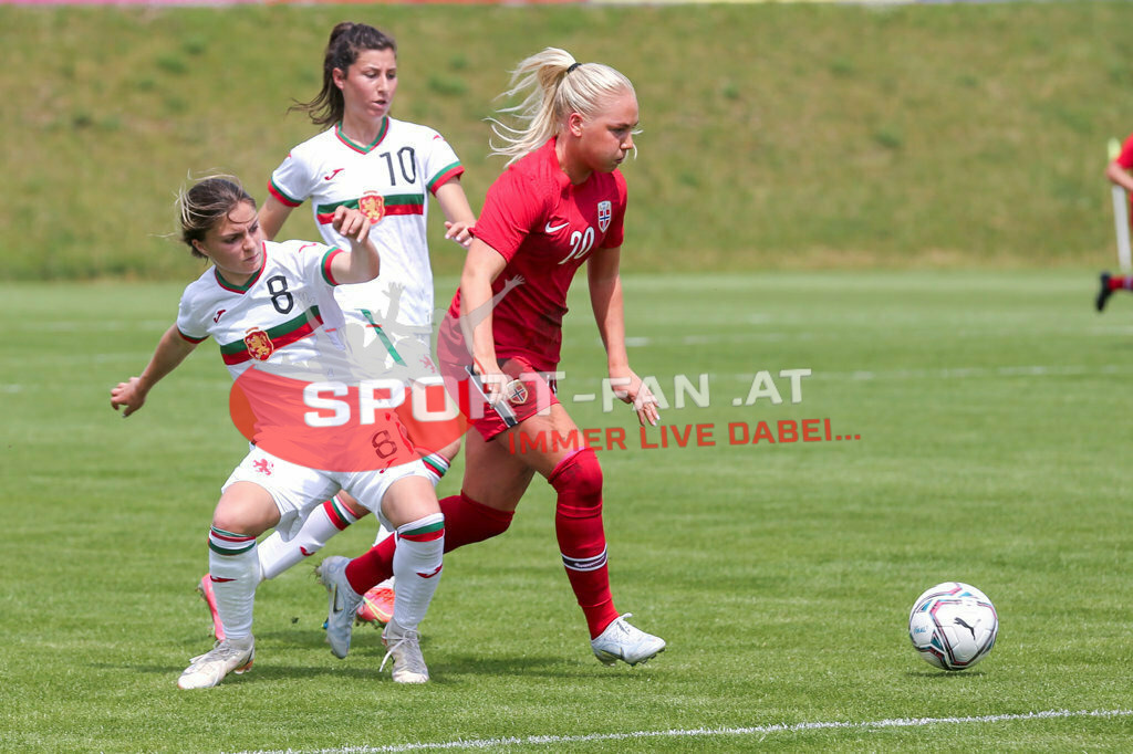 Norwegen U19  Bulgarien U19 | Kristina Karaivanova (BUL #8) Cathinka Cecilie Friis Tandberg (Norway #20) Zdravka Parapunova (BUL #10) ; Norwegen U19  Bulgarien U19 am 13.05.2022 in Wels
(Huber Arena), AUSTRIA, (Photo by Ernst Krawagner sport-fan.at) - Realisiert mit Pictrs.com