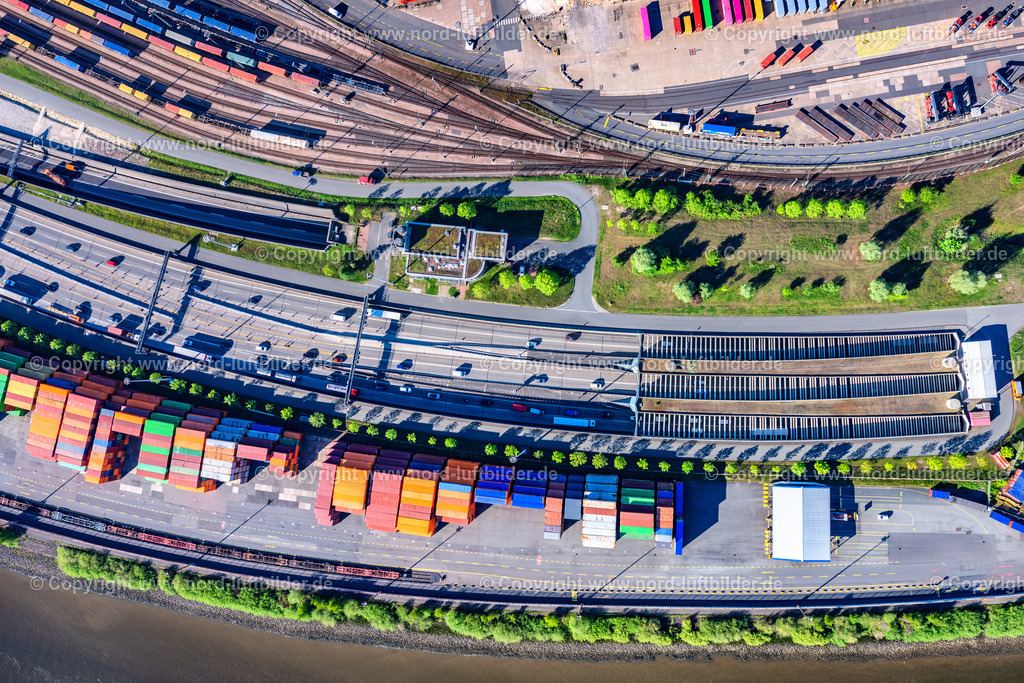 Hamburg_Elbtunnelausfahrt_Waltershof_Senkrechtaufnahme_ELS_1436090525 | HAMBURG 09.05.2025 Senkrechtluftbild Autobahn- Tunnelbauwerk Ein und Aussfahrt aller 4 Röhren der BAB A7 - Köhlbrand - Elbtunnel im Ortsteil Waltershof in Hamburg, Deutschland. Weiterführende Informationen bei: Autobahn GmbH des Bundes,  Hamburger Hafen und Logistik Aktiengesellschaft. // Vertical aerial photograph of the motorway tunnel construction, entrance and exit of all four tubes of the BAB A7 - Koehlbrand - Elbe Tunnel in the Waltershof district of Hamburg, Germany. Further information at: Autobahn GmbH des Bundes,  Hamburger Hafen und Logistik Aktiengesellschaft. Foto: Martin Elsen