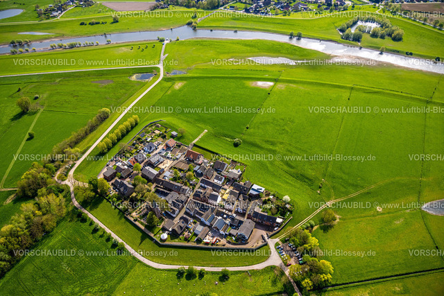 Kleve240402641RheinueberflutungsflaecheSchenkenschanz | Luftbild, Wohnsiedlung Ortsteil Schenkenschanz mit Hochwasserschutzmauer, Rheinüberflutungsfläche, umgeben von Wiesen und Feldern, hinten der Griethauser Altrhein mit der Anlegestelle Fähre Düffelwald, Schenkenschanz, Kleve, Niederrhein, Nordrhein-Westfalen, Deutschland