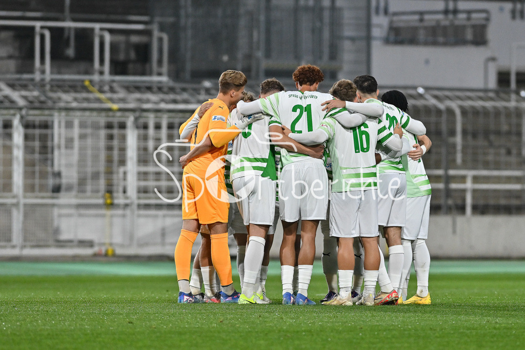 FC Bayern Amateure - SpVgg Greuther Fürth II | Die Gaeste aus Fuerth motivieren sich nochmal vor der Partie / Regionalliga Bayern: FC Bayern Muenchen II - SpVgg Greuther Fuerth II, Gruenwalder Stadion am am 29.10.2024