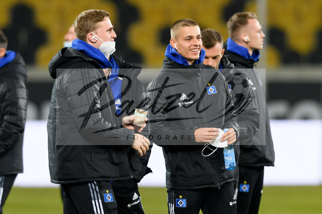 SGDHSV20220114_87 | Fussball, Herren: Sebastian Schonlau (Hamburger SV) schaut bei dem Spiel der 2. Bundesliga zwischen SG Dynamo Dresden und Hamburger SV im Rudolf-Harbig-Stadion am 14.01.2022 in Dresden, Deutschland.DFB / DFL REGULATIONS PROHIBIT ANY USE OF PHOTOGRAPHS AS IMAGE SEQUENCES AND/OR QUASI-VIDEO. - Realisiert mit Pictrs.com