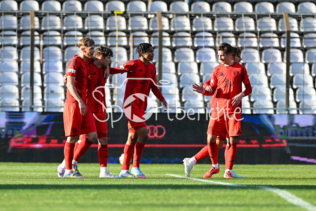 FC Bayern Amateure - Türkgücü München | Jubel der Bayern Amateure nach dem Treffer zum 1-0 durch Maximilian WAGNER (FC Bayern München II #11) / Tor / Torschuetze / Freude / Happy / Regionalliga Bayern: FC Bayern Muenchen II - Tuerkguecue Muenchen, Gruenwalder Stadion am 09.05.2025