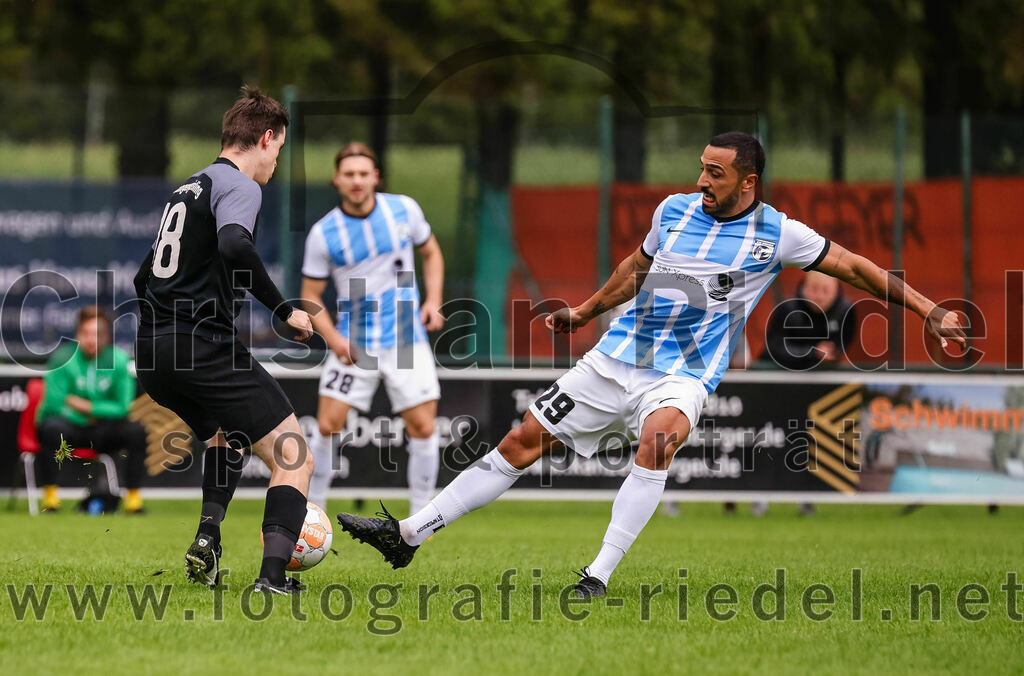2023-08-05_029_FC_Langengeisling_gegen_SVN_Muenchen | Erding, Deutschland, 05.08.2023:
Fußball, Bezirksliga Oberbayern Ost 2023 / 2024, 2. Spieltag, FC Langengeisling gegen SVN München, Endergebnis: 1:3

Paul Bucher (FC Langengeisling, #18), Cenk Imsak (SVN München, #29)

Foto: Christian Riedel / fotografie-riedel.net