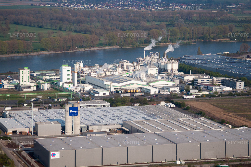 Luftbild: Gebäude und Produktionsanlagen auf dem Werksgelände des Chemieproduzenten Grace GmbH am Rheinufer in Worms im Bundesland Rheinland-Pfalz in Deutschland. Foto: IMG_49837.jpg vom 13.04.2012 durch Werner Riehm/FLY-FOTO.de