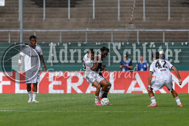 21.08.2026, GER, Fussball, Herren, DFB-Pokal, Saison 2026/2027, SC St. Tönis vs Eintracht Frankfurt | Ayoube Amaimouni-Echghouyab (Frankfurt) und Farid Omorou (Tönis) im Kampf um den Ball