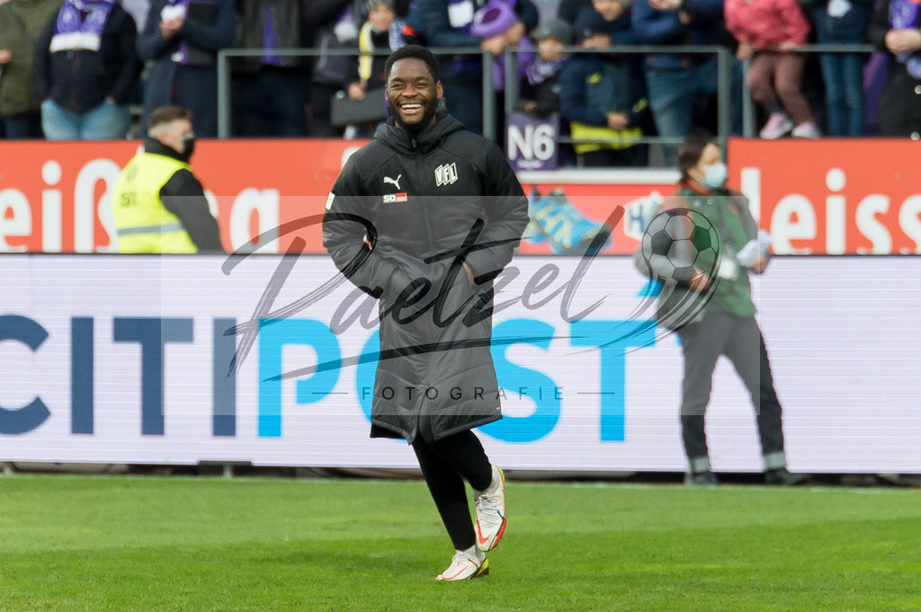 OSNTSV20211106_168 | Fussball, Herren: Ba-Muaka Simakala (VfL Osnabrueck) lacht, lachen bei dem Spiel der 3. Liga zwischen VfL Osnabrueck und TSV 1860 Muenchen im Stadion an der Bremer Bruecke am 06.11.2021 in Osnanbrueck, Deutschland.DFB / DFL REGULATIONS PROHIBIT ANY USE OF PHOTOGRAPHS AS IMAGE SEQUENCES AND/OR QUASI-VIDEO. - Realisiert mit Pictrs.com