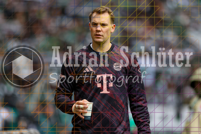 Borussia Mönchengladbach vs FC Bayern München - Bundesliga  | Mönchengladbach, Deutschland, 25.10.25:   Manuel Neuer (FC Bayern München) schaut waehrend des Spiels der Bundesliga zwischen Borussia Mönchengladbach vs FC Bayern München im Stadion im Borussia Park(Foto von Brauer-Fotoagentur / Adrian Schlueter)