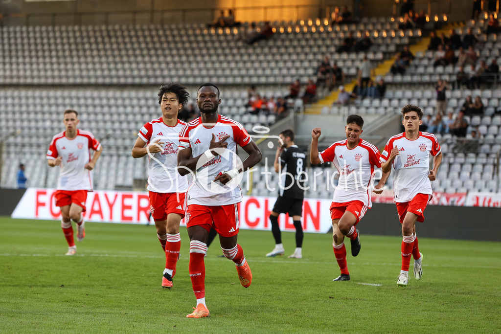 FC Bayern Amateure - FC Memmingen | Desire SEGBE AZANKPO (FCB #34)  jubelt mit seinen Teamkollegen nach seinem Elfmetertor zum 2-1 fuer die Bayern / Tor / Elfmeter / Jubel / Freude
