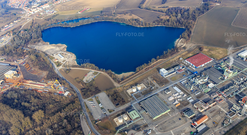 Luftbild: Industrie am Rheinufer von Süden in Lauterbourg im Bundesland Bas-Rhin in Frankreich. – Foto: IMG_096944.jpg vom 19.02.2017 durch Werner Riehm/FLY-FOTO.de – Auflösung des Originals: 5051 x 2769 px