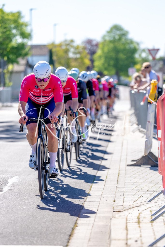 Spurt in den Mai 2026 - Großer Preis der Sparkasse Neuss | Annual one-day road cycling race "Großer Preis der Sparkasse Neuss" held in Büttgen, Germany, organized by VfR Büttgen 1912 e.V. The event features multiple races across all age categories from U11 youth to Elite men. - Realisiert mit Pictrs.com