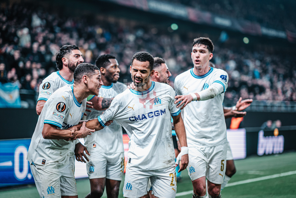 Fußball | Herren | Saison 2023/2024 | Play-Offs Europa League | FC Shakhtar Donetsk (UKR) vs. Olympique Marseille (FRA) | 15.02.2024 | Torschütze Iliman Ndiaye (#29, Olympique Marseille) wird von seinem Team umjubelt