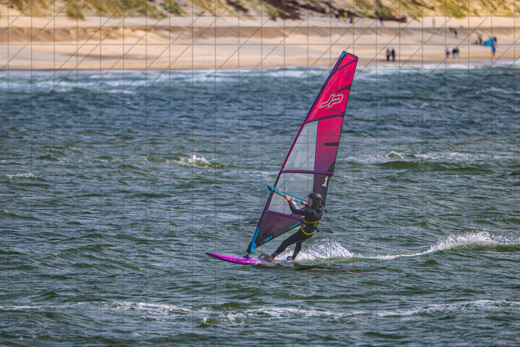 Windsurfing; div. unknown People | Hvide Sande, Denmark, 08.06.25: Windsurfing; div. unknown People —  CREDIT:www.bullenfotos.de, Martin König, Hörner Weg 40, D-49078 Osnabrück, +4917663732967 — Nutzung und Weitergabe nur zu den vereinbarten Zwecken. Presseanfragen an Ersteller. Alle Rechte beim Ersteller. Honorierung nach MFM. - Realisiert mit Pictrs.com