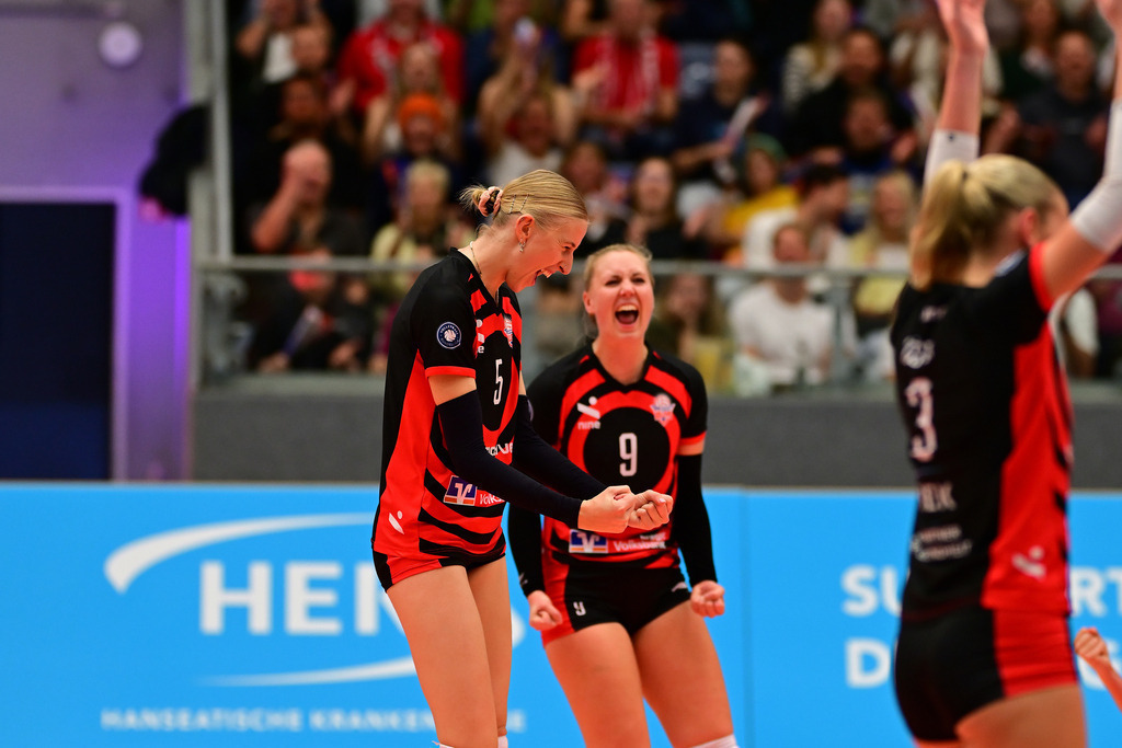 Volleyball I Frauen I Saison 2025-2026 I Bundesliga I 1. Spieltag I ETV Hamburger Volksbank Volleys - Allianz MTV Stuttgart | Der Sportfotograf. - Realisiert mit Pictrs.com