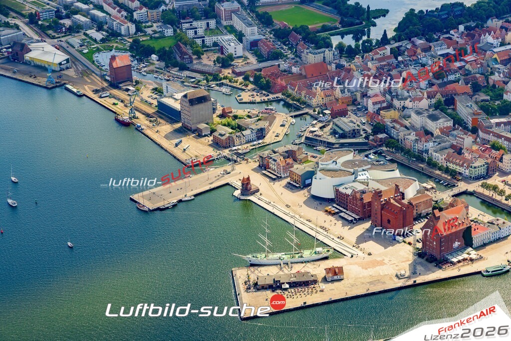 Fährkanal Stralsund Bild- Das Luftbild wurde 2025 vom UL-Flugzeug heraus erstellt ( keine Drohne bzw. Drohnenaufnahme ) - Hochauflösende Luftaufnahme -Nicht vergleichbar mit Google Maps oder Satelittenbilder- Die Geschenkidee !Mit Lizenz und Bildrechte bestellbar - CC