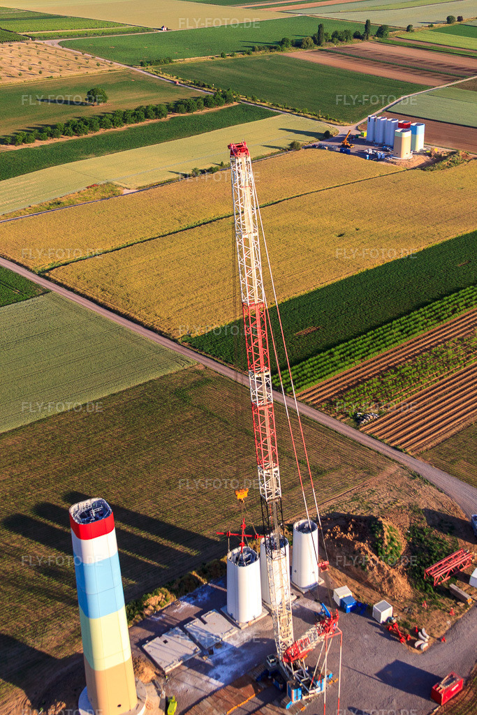 Luftbild: Segmente des Masts eines Windrads während der Montage in Offenbach an der Queich im Bundesland Rheinland-Pfalz in Deutschland. Foto: IMG_67919.jpg vom 14.06.2014 durch Werner Riehm/FLY-FOTO.de