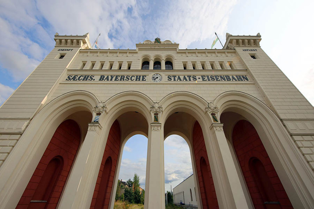 Bildlexikon Leipzig - Bayerischer Bahnhof - Portikus | Das Team hinter BILDLEXIKON LEIPZIG bündelt historische wie aktuelle Informationen über die Stadt Leipzig in Text und Bild auf einer Plattform und stellt diese der interessierten Öffentlichkeit zur Verfügung.