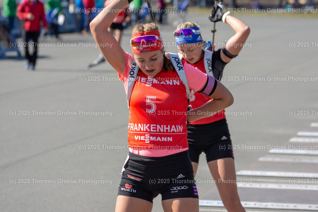 Deutsche Meisterschaften Biathlon 2018 | Deutsche Meisterschaften Biathlon 2018, Massenstart Frauen am 15.09.2018 in der DKB SKI ARENA in Oberhof, (Deutschland)

Bild: Franziska Preuss vom SC Haag / Zoll (3),
Luise Kummer vom SV Frankenhain / BwO (5) - Realisiert mit Pictrs.com
