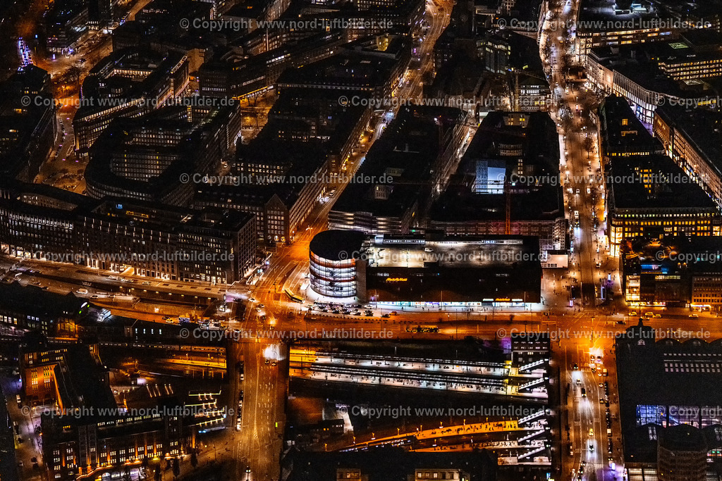 Hamburg_Mitte_Mönkebergstrasse_Spitalerstrasse_Nachtaufnahme_ELS_6554060325 | HAMBURG 06.03.2025 Nacht- Lichter und Beleuchtung Gebäude des Einkaufszentrum mit "SATURN Hamburg Altstadt" an der Mönckebergstraße - Lange Mühren - Steintorwall und Blick auf die Altstadt in Hamburg, Deutschland. // Night lighting building of the shopping center of with "SATURN Hamburg Altstadt" on Moenckebergstrasse - Lange Muehren - Steintorwall overlooking the historic center in Hamburg, Germany. Foto: Martin Elsen