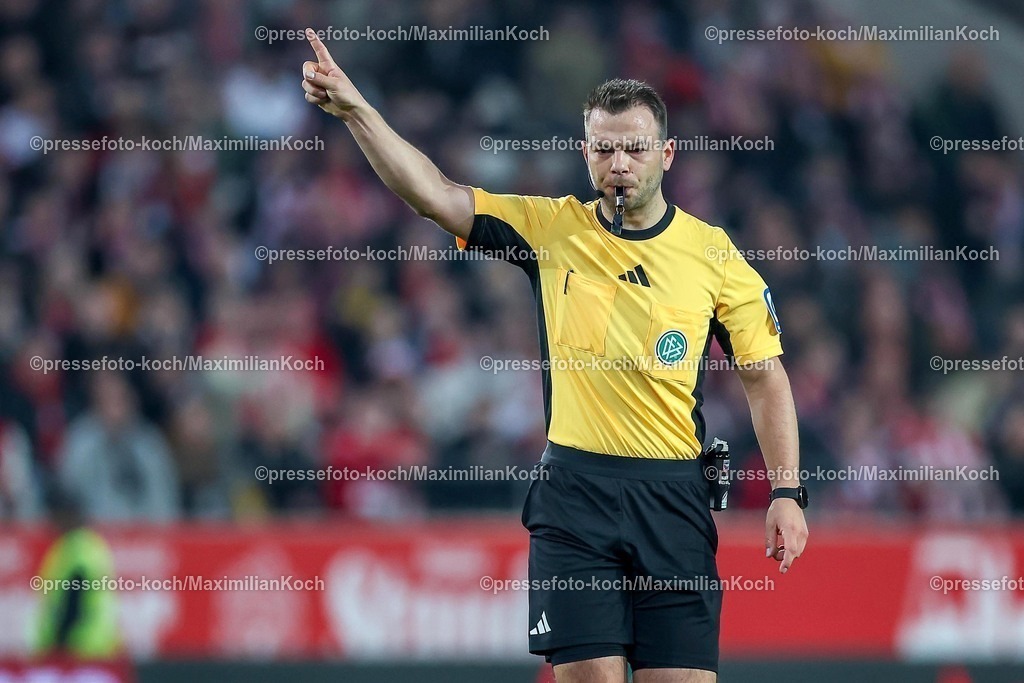 RWE09032501036 | 2025.03.09, Fußball, 3.Liga, Rot-Weiss Essen - SV Waldhof Mannheim, Stadion Hafenstraße, Saison 2024 2025: Schiedsrichter Wolfgang HaslbergerDFB regulations prohibit any use of photographs as image sequences and or quasi-video.