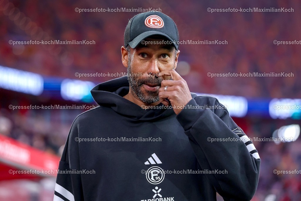 F9503102501022 | 03.10.2025, Fußball, Fortuna Düsseldorf - 1.FC Nürnberg, 2. Fußball Bundesliga, Merkur Spiel-Arena, Saison 2025 2026: Cheftrainer Daniel Thioune (Fortuna Düsseldorf #hc)  DFB regulations prohibit any use of photographs as image sequences and or quasi-video.