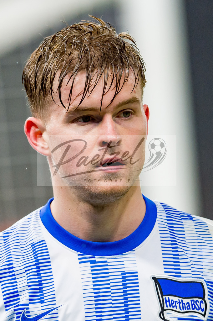 HERBOC20220204_308 | Fussball, Herren: Maximilian Mittelstaedt (Hertha BSC) schaut bei dem Spiel der 1. Bundesliga zwischen Hertha BSC und VfL Bochum im Olypiastadion am 04.02.2022 in Berlin, Deutschland.DFB / DFL REGULATIONS PROHIBIT ANY USE OF PHOTOGRAPHS AS IMAGE SEQUENCES AND/OR QUASI-VIDEO. - Realisiert mit Pictrs.com