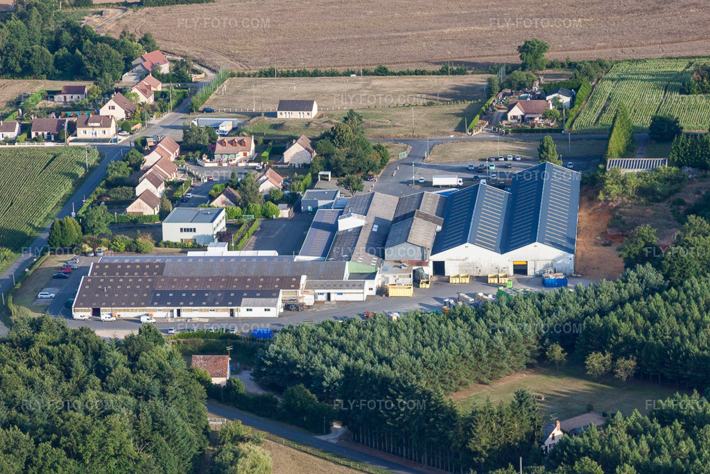 Aerial view: Métaseval in Semur-en-Vallon in the state Sarthe, France. – Photo: IMG_19927.jpg taken on 07/28/2009 by Werner Riehm/FLY-FOTO.com – Resolution of the original: 4548 x 3032 px