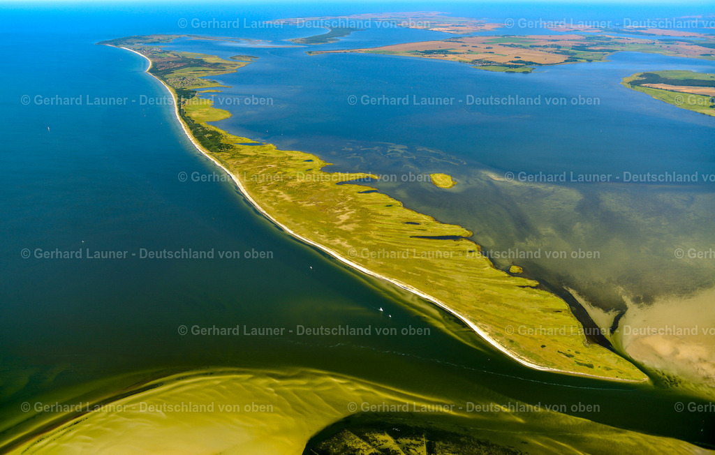 3638042 | Hiddensee, Gellen Südspitze, KLAUSDORF 25.08.2016 Sandbank- Landfläche durch Strömungen unter der Meeres- Wasseroberfläche der Ostsee an der Straße Boddenweg in Klausdorf im Bundesland Mecklenburg-Vorpommern, Deutschland. // Sandbank- land area by flow under the sea water surface of Baltic Sea on street Boddenweg in Klausdorf in the state Mecklenburg - Western Pomerania, Germany. Foto: Gerhard Launer