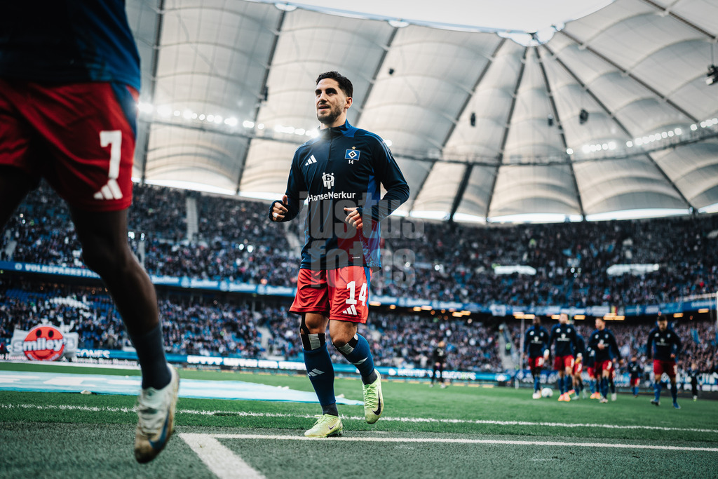 Fußball | Männer | Saison 2024/2025 | 2. Fußball-Bundesliga | 11. Spieltag | Hamburger SV vs. 1. FC Nürnberg | 03.11.2024 | Ludovit Reis (#14, HSV) auf dem Weg in die Kabine vor dem Spiel