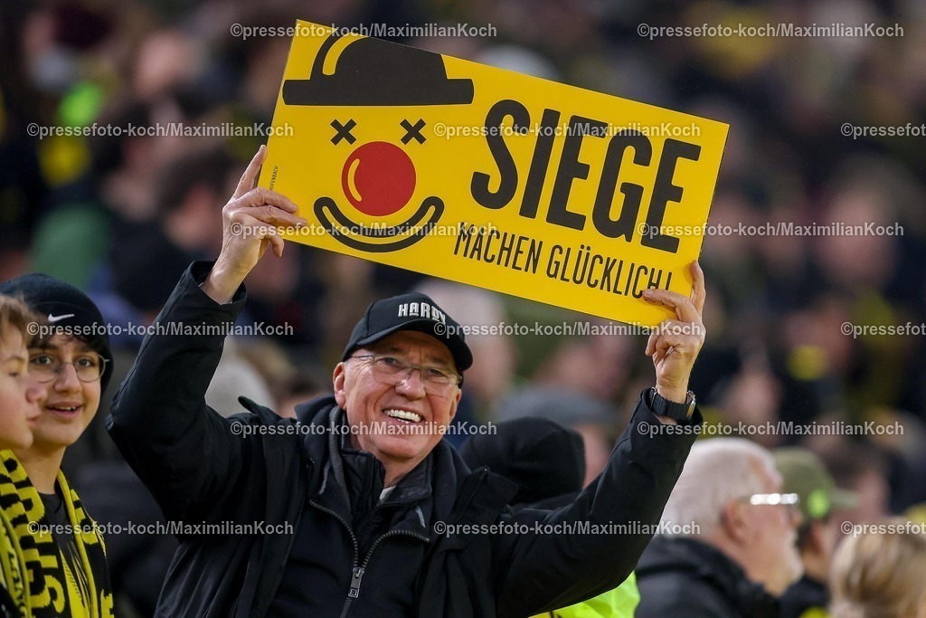 BVB13022601025 | 13.02.2026, Fußball, Borussia Dortmund - 1.FSV Mainz 05,, 1. Fußball Bundesliga, 22. Spieltag, Signal Iduna Park, Saison 2025 2026: Ein Fan auf der Tribüne hat ein Schild mit Schriftzug Siege machen Glücklich  DFB regulations prohibit any use of photographs as image sequences and or quasi-video.
