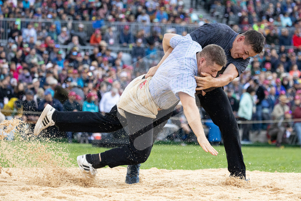 ESAF2025_05Gang_5902 | Die Schwinger des Schwyzer Kantonalen Schwingerverbandes: Fotos, die Dynamik und Leidenschaft festhalten, sowie emotionale Momente aus dem traditionellen Schwingsport zeigen. - Realisiert mit Pictrs.com