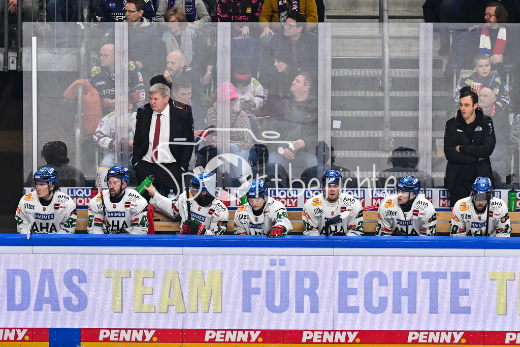 Eisbären Berlin - Augsburger Panther | BERLIN, GERMANY - 04. JANUARY: im Bild die Bank der Panther - Bill PETERS Trainer Augsburger Panther während dem Match zwischen den Eisbären Berlin und den Augsburger Panthern am 36. Spieltag der Penny DEL in der UBER Arena