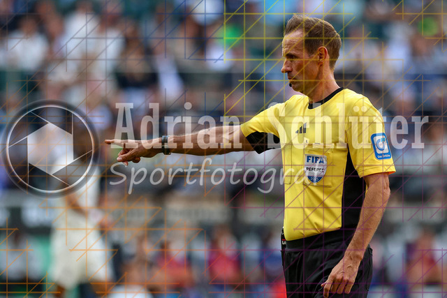 Borussia Mönchengladbach vs Hamburger SV - Bundesliga  | Mönchengladbach, Deutschland, 24.08.25:   Schiedsrichter Sascha Stegemann gestikuliert, Gestik waehrend des Spiels der Bundesliga zwischen Borussia Mönchengladbach vs Hamburger SV im Stadion im Borussia Park(Foto von Brauer-Fotoagentur / Adrian Schlueter)