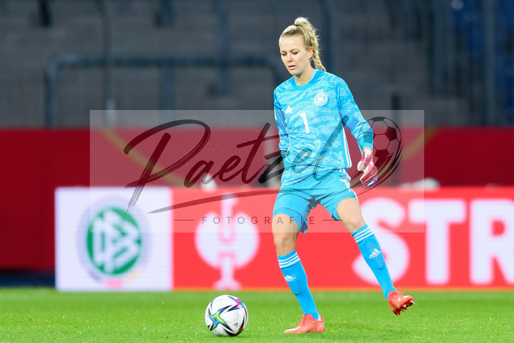 GERTUR20211126_105 | Fussball, Frauen: Torwart Merle Frohms (Germany) in Aktion, am Ball, Einzelaktion bei dem Spiel der WM-Qualifikation zwischen Deutschland und Tuerkei im Eintracht-Stadion am 26.11.2021 in Braunschweig, Deutschland. - Realisiert mit Pictrs.com