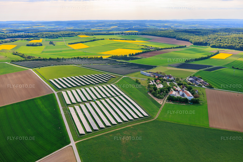 Luftbild: Solarpark Ramsthal am Zehntfreyhof in Ramsthal im Bundesland Bayern in Deutschland. – Foto: IMG_155564.jpg vom 03.05.2026 durch Werner Riehm/FLY-FOTO.de – Auflösung des Originals: 5716 x 3811 px – Die Nr. 1 f\xc3\xbcr \xc3\xb6kologische Solarparks - Energie mit Mehrwert