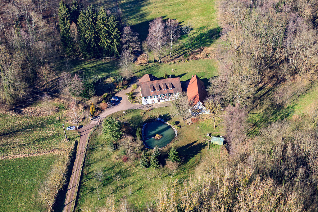 Aerial view: House with pond in the Sauermatten meadows in Memmelshoffen in the state Bas-Rhin, France. – Photo: IMG_37393.jpg taken on 02/07/2011 by Werner Riehm/FLY-FOTO.com – Resolution of the original: 4752 x 3168 px