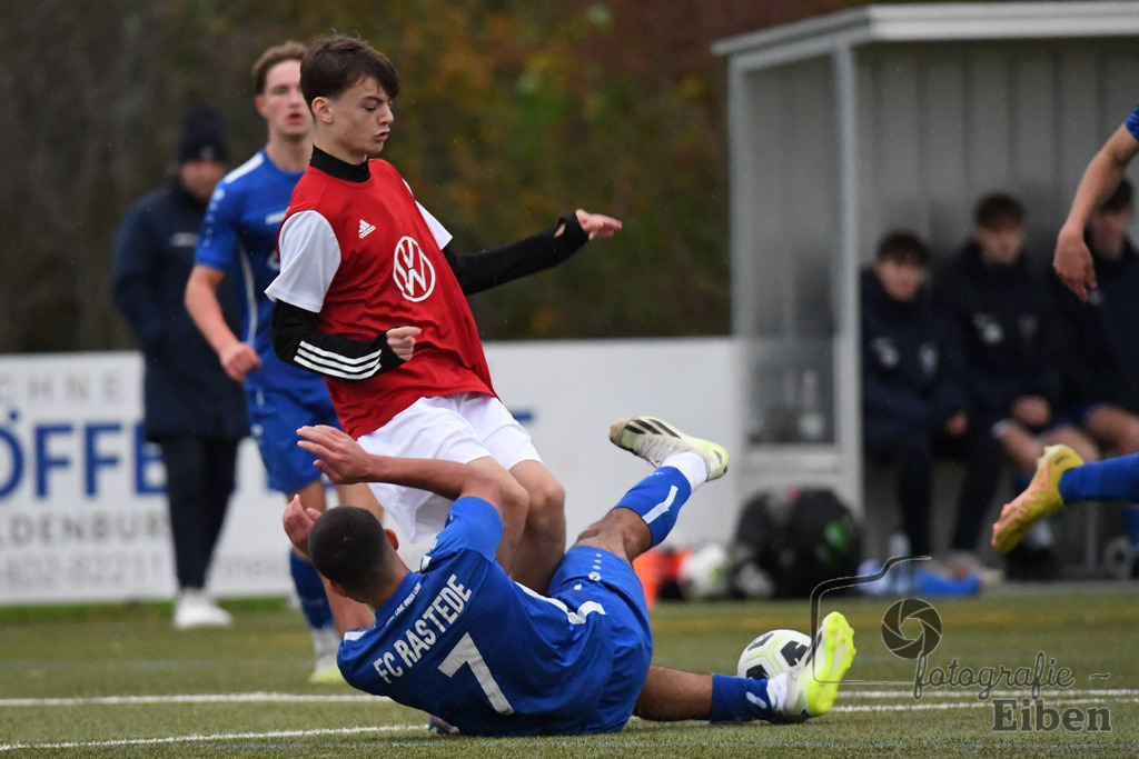 FC Rastede-JFV Krummhörn | A-Junioren Landesliga; FC Rastede (blau)-JFV Krummhörn am 04.11.2023; in Rastede (Sportanlage Köttersweg), Photo: Philip Eiben 2023 - Realisiert mit Pictrs.com