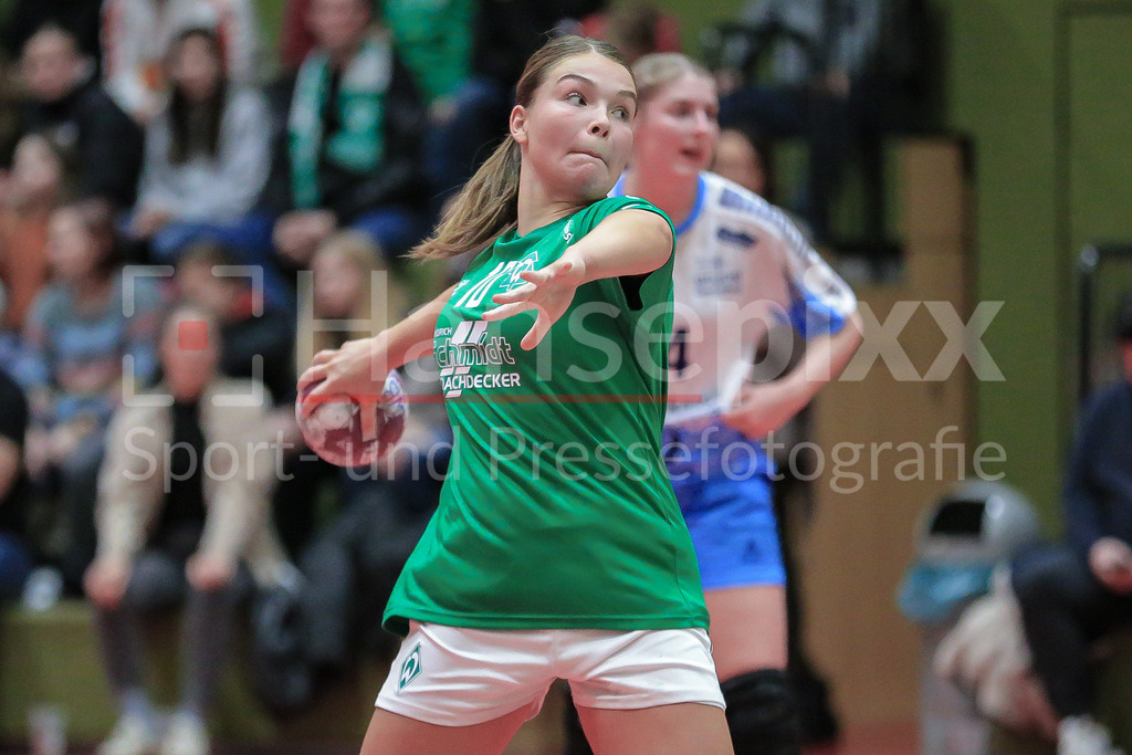 Handball, 2. Bundesliga Frauen, SV Werder Bremen - TuS Lintfort | v.li.: Madita Probst (SV Werder Bremen, 10) beim Siebenmeter, 7m, Spielszene, Aktion, Action, Portrait, Nahaufnahme, Einzelfoto, Einzelbild