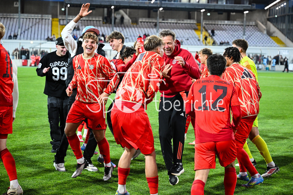 FC Bayern Amateure - Türkgücü München | Die Spieler der Bayern Amateure feiern zusammen mit den Fans nach dem letzten Heimspiel der Saison / Regionalliga Bayern: FC Bayern Muenchen II - Tuerkguecue Muenchen, Gruenwalder Stadion am 09.05.2025 / Holger SEITZ Cheftrainer FC Bayern München II