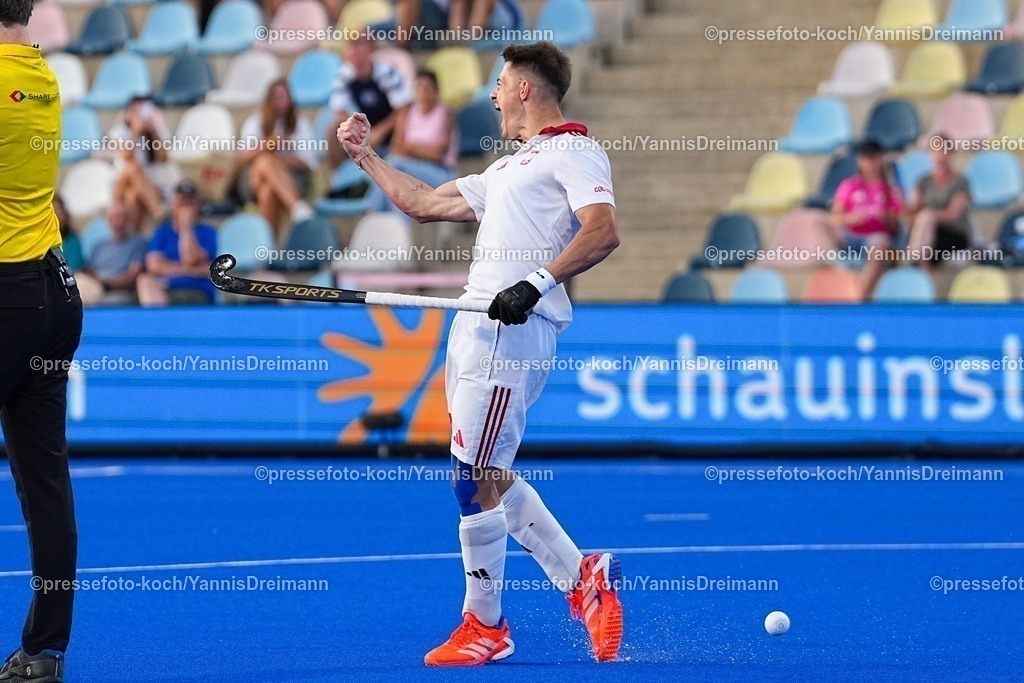 xydrx09082505008 | 09.08.2025, xydrx, Herren EuroHockey Championship 2025, Gruppenphase, Gruppe B, Frankreich - Polen, Sparkassenpark Mönchengladbach: Torjubel nach dem Tor zum 1:0 für die Polnische Feldhockey Nationalmannschaft durch Torschütze Gracjan Jarzynski (Polnische Feldhockey Nationalmannschaft #7)