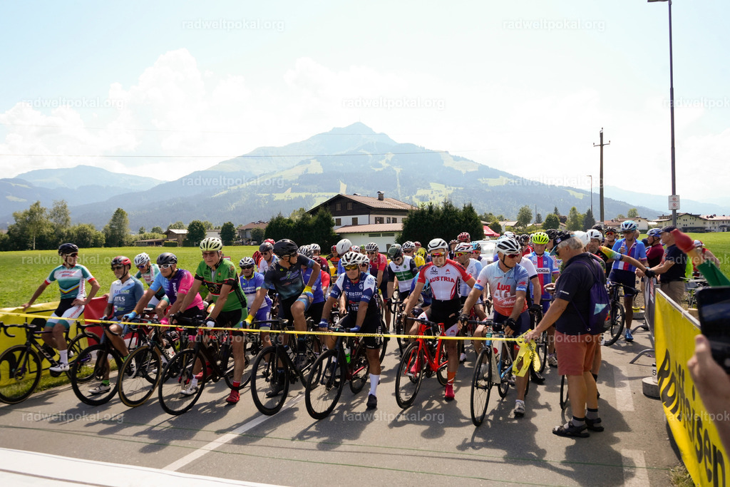 477_20230817_Bewerb_Maenner_Muehlanger | AUT - OESTERREICH, 2023-08-16: SPORT RENNRAD-FAHREN - 55. INTERNATIONALER RADWELTPOKAL IN ST. JOHANN IN TIROL  - Vintage-Radrennen mit WM-Bronze-Medaillen-Siegerin Christina Schweinberger, den Teilnehmer und Alexander Baumann (vom Orginastions-Team) - TAG 2 BEWERB MAENNER IN SECHS GRUPPEN  ; Foto: Roland Muehlanger